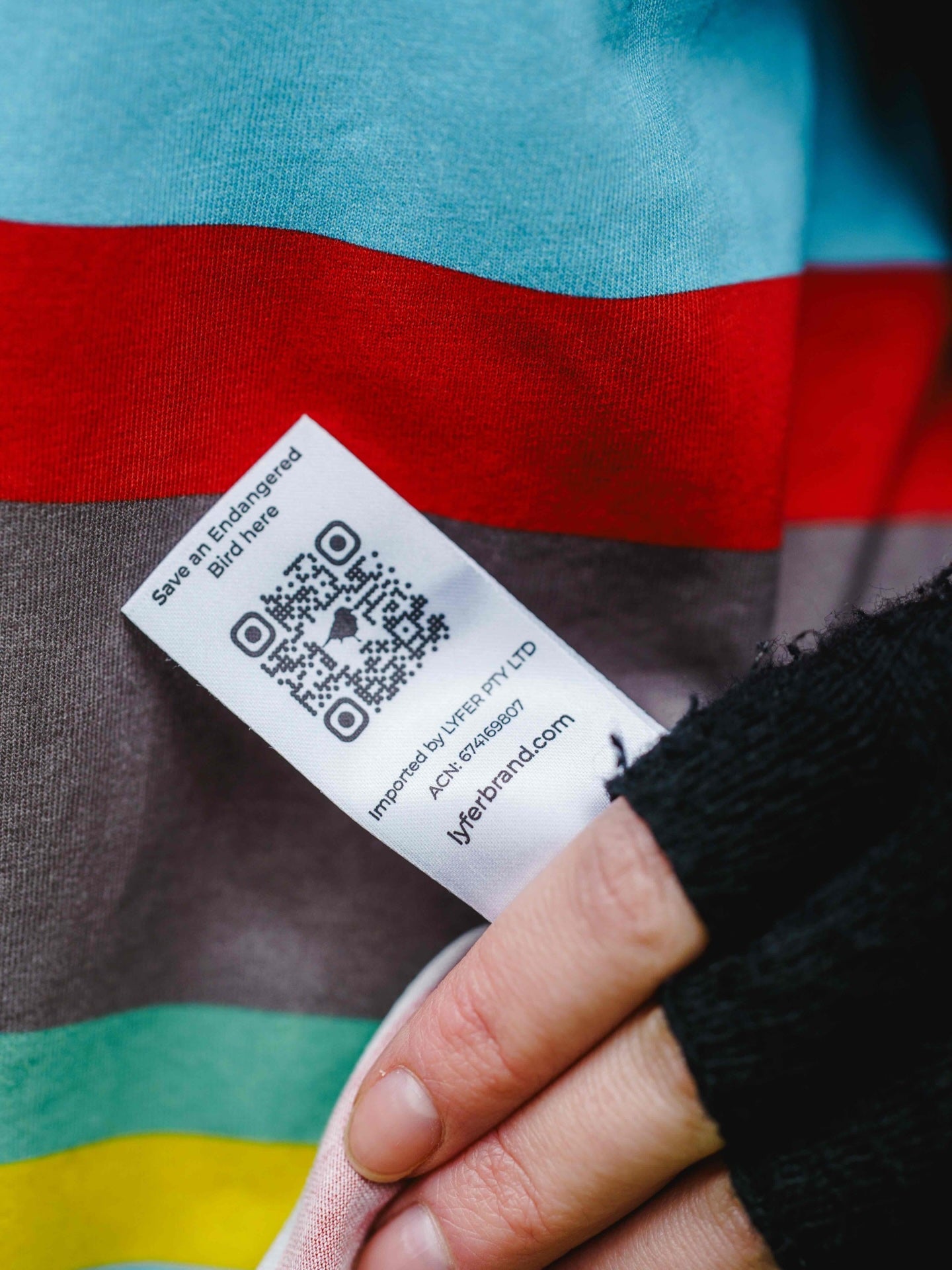 Close-up of a Lyfer label with QR Code that teaches you more about the Golden-shouldered Parrot.