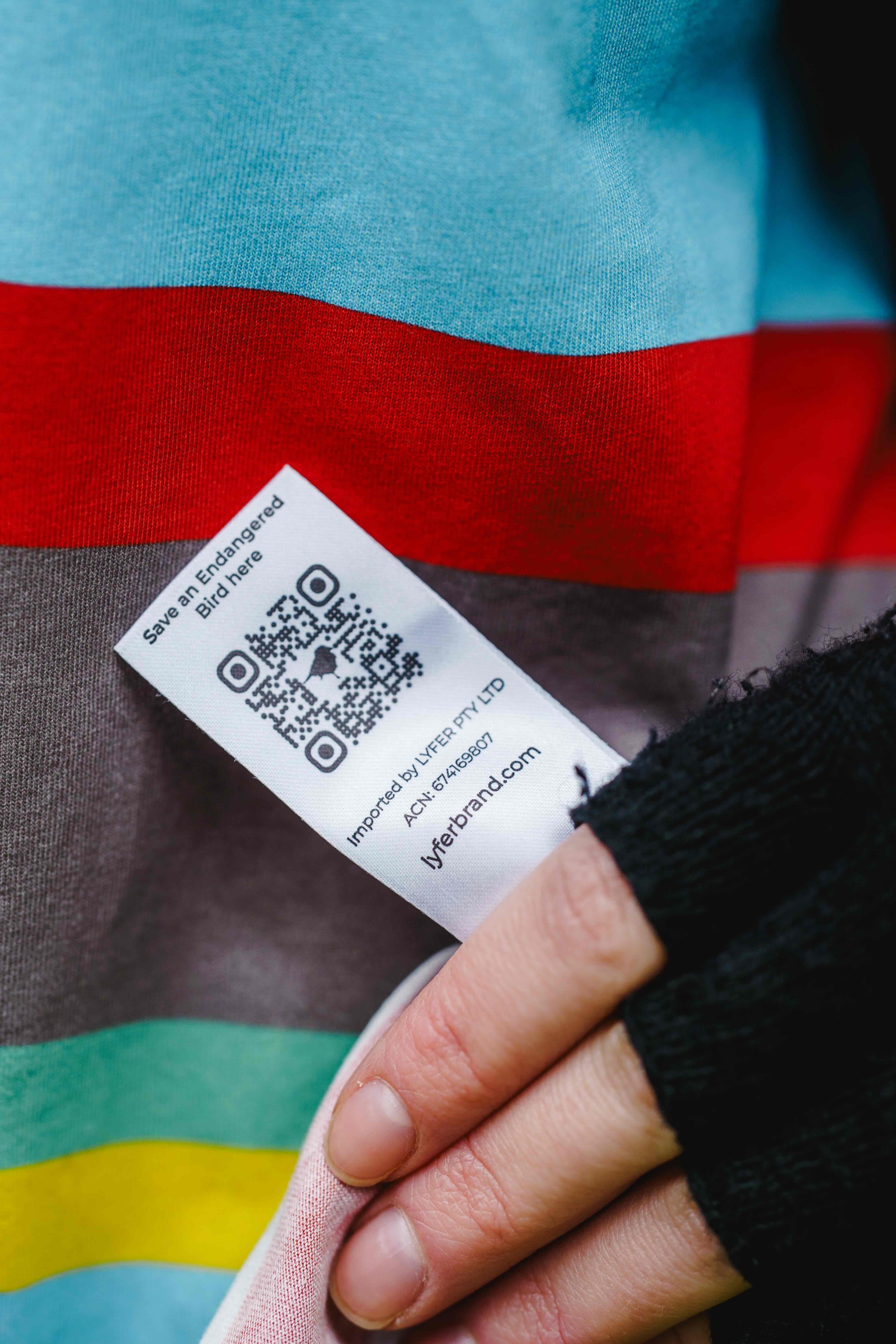 Close-up of a Lyfer label with QR Code that teaches you more about the Golden-shouldered Parrot.